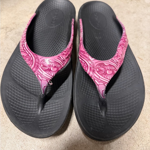 OOFOS Women's Black and Red Sandals Collection - Picture 5 of 11
